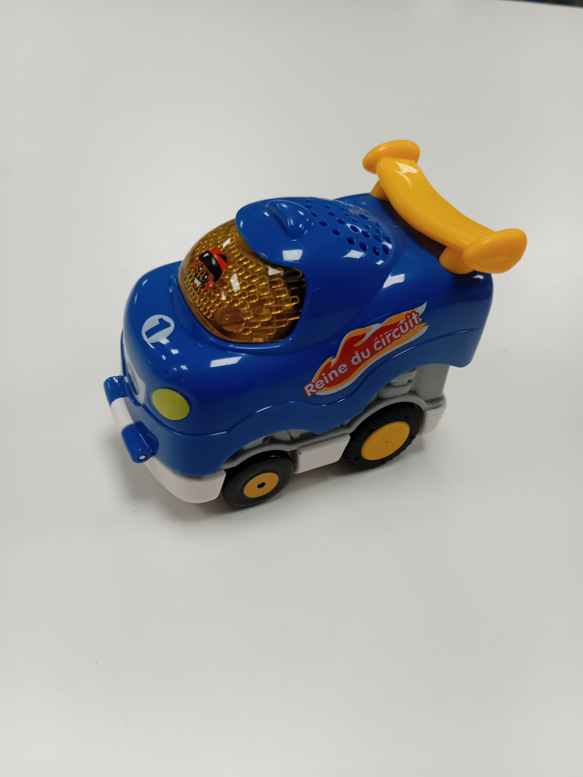 une petite voiture