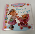 Lilou joue à la poupée
