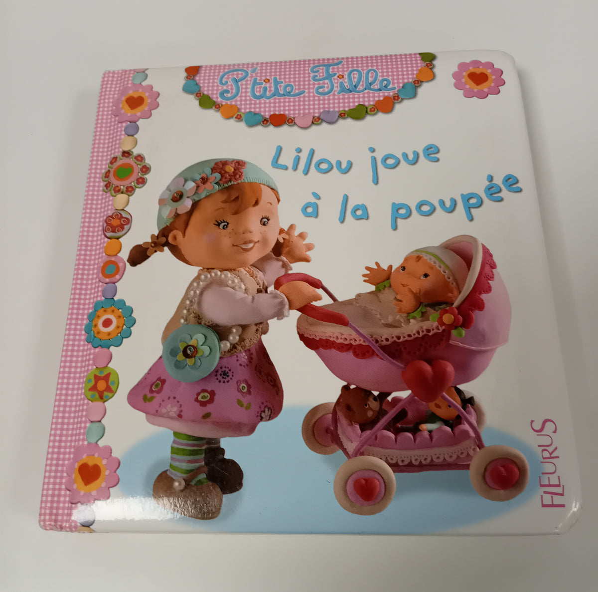 Lilou joue à la poupée