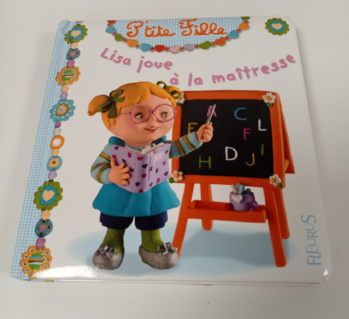 Lilou joue à la maîtresse