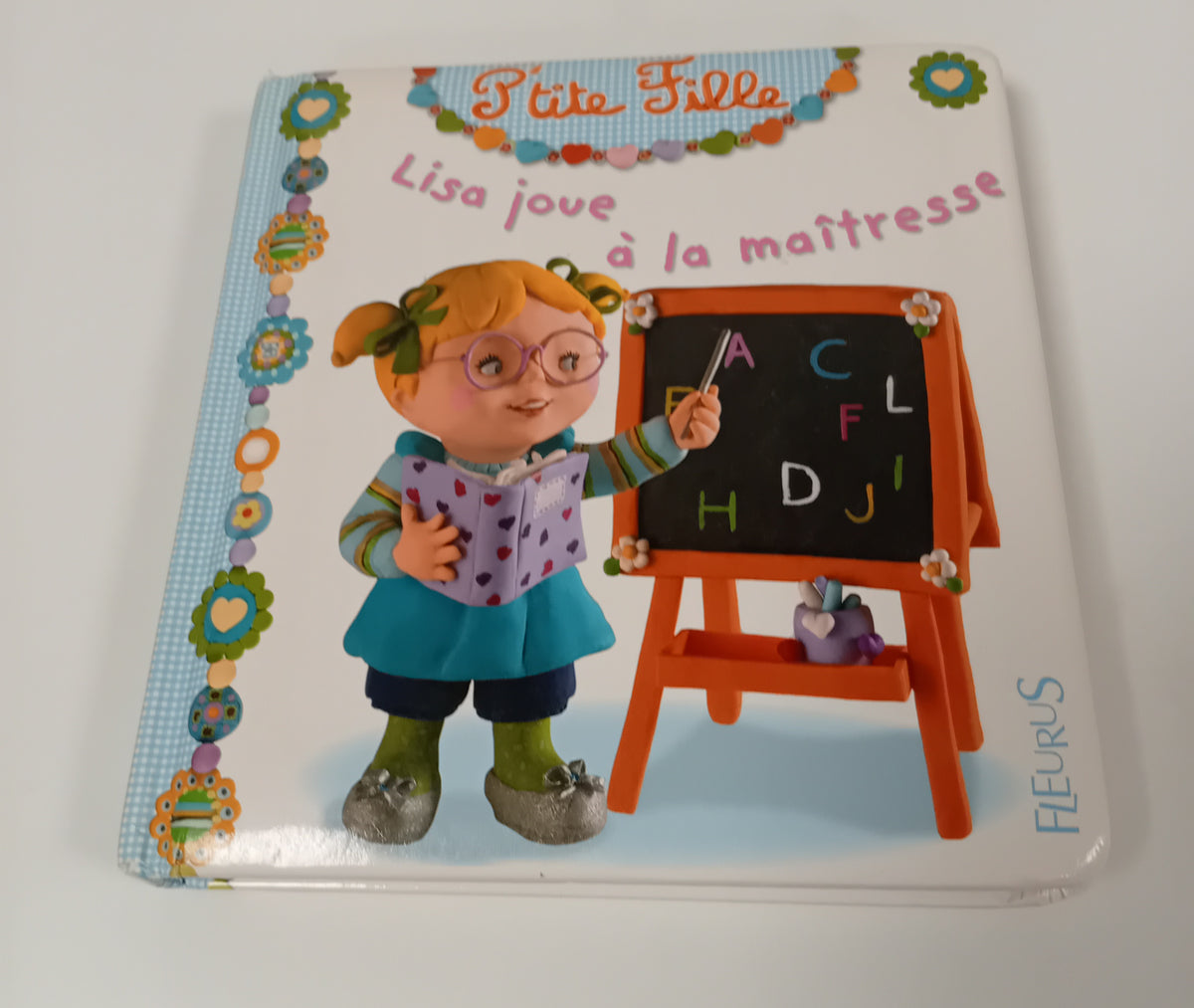 Lilou joue à la maîtresse