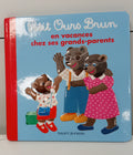 Petit ours brun en vacances