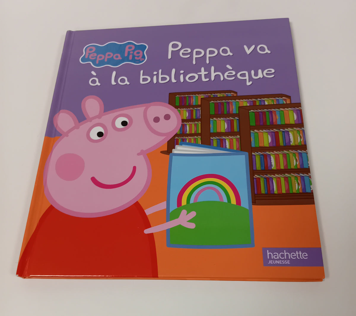 Peppa va à la bibiothèque