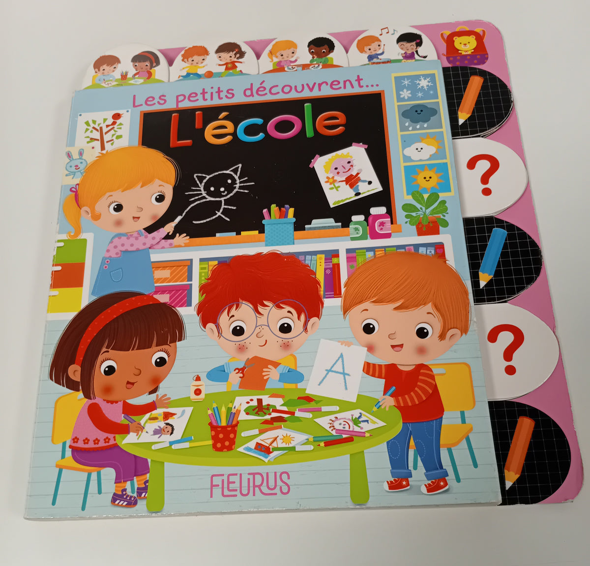 Les petites découverent l’école